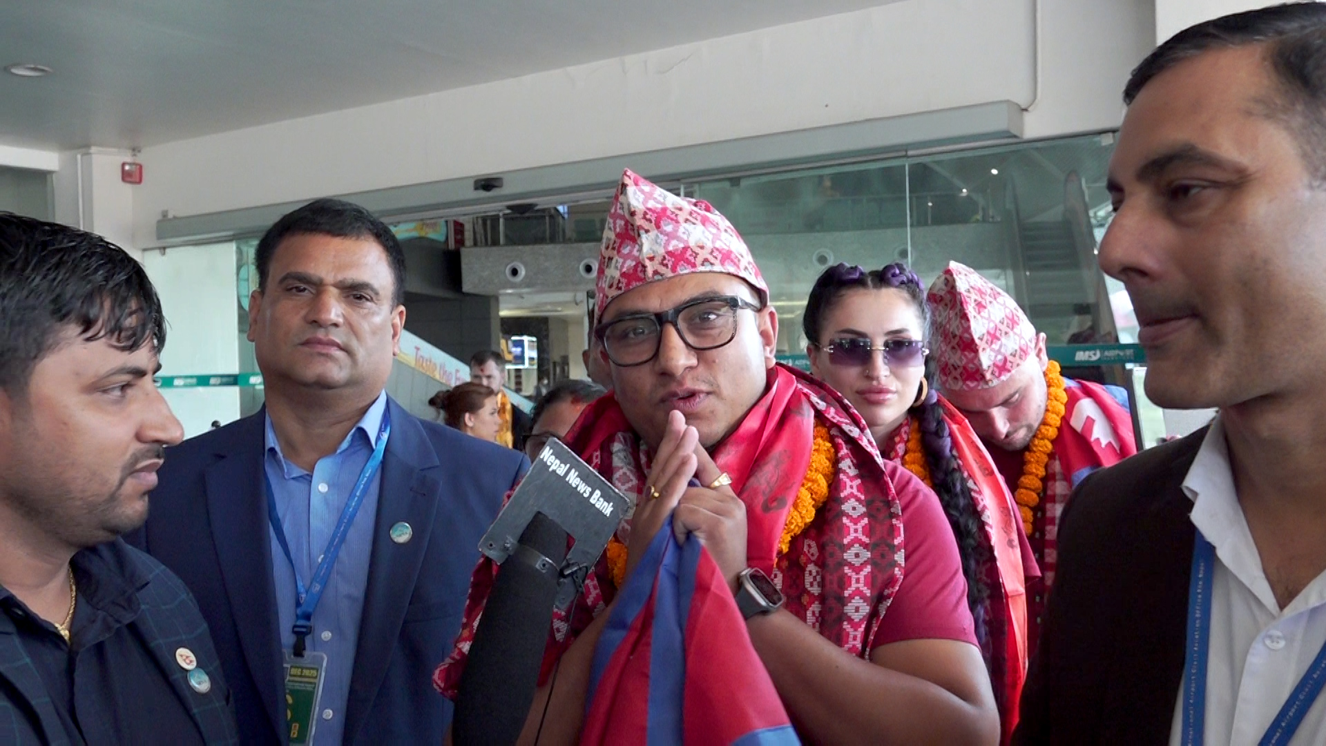 मिस माल्टाको टोलीलाई विमानस्थलमा भव्य स्वागत - फाेटाे फिचर